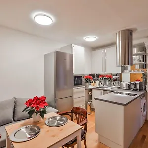 romantic-apartment-prague-near-charles-bridge.praguehotelsweb.com/